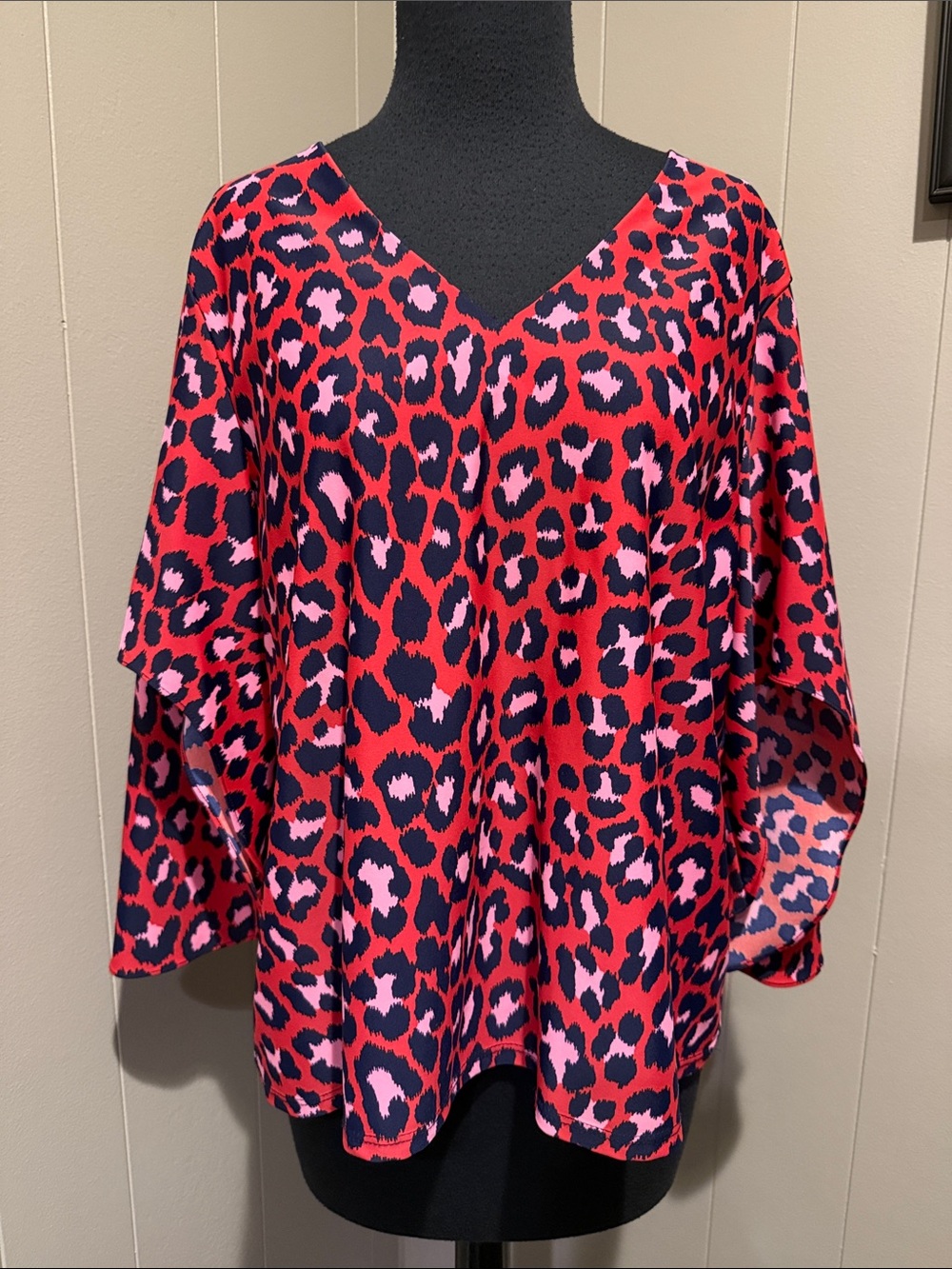 Jude Connally Women’s Medium Red, Pink & Black Leopard V-Neck Tunic Top